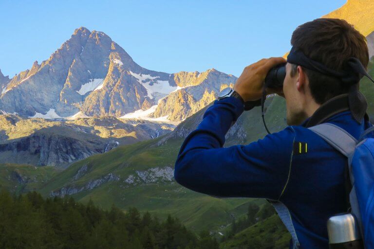 Daniel bei der Wildtierbeobachtung